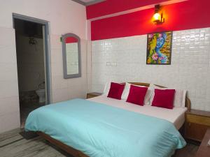 Postel nebo postele na pokoji v ubytování Hotel Shiv Palace