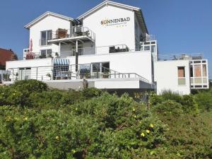 a white building with a sign on the side of it at Appartement Nr 02 im Sonnenbad in Sassnitz