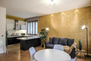 Kuchyň nebo kuchyňský kout v ubytování Verona Suites and Rooms