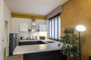 Kuchyň nebo kuchyňský kout v ubytování Verona Suites and Rooms