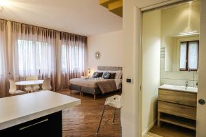 Postel nebo postele na pokoji v ubytování Verona Suites and Rooms