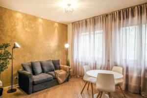 uma sala de estar com um sofá e uma mesa em Verona Suites and Rooms em Verona