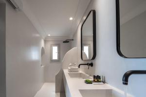 Uma casa de banho em Akra Suites & Spa