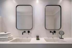 Uma casa de banho em Akra Suites & Spa