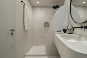 Uma casa de banho em Akra Suites & Spa