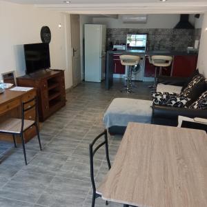 ein Wohnzimmer mit einem Sofa und einem Tisch in der Unterkunft Chez BEN avec tout le confort clim wifi Netflix gratuit in Castres
