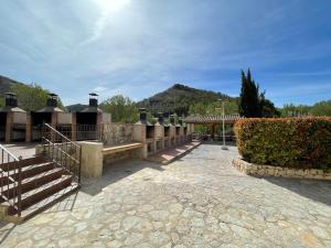 un patio de piedra con escaleras y un pabellón en Casas Rurales Los Olivos, en Alcalá del Júcar