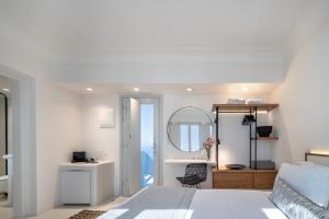 Uma cama ou camas num quarto em Akra Suites & Spa