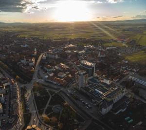 una vista aérea de una ciudad al atardecer en Caprioara Spa&Wellness Resort en Covasna