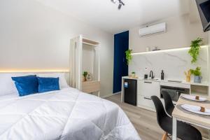 - une chambre avec un lit, un lavabo et un bureau dans l'établissement Apê Metrô Higienópolis Mackenzie, à São Paulo