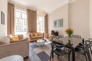 倫敦的住宿－曼森廣場酒店，客厅配有沙发和桌子