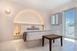 Uma cama ou camas num quarto em Akra Suites & Spa