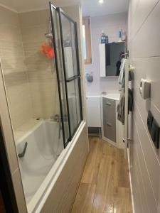 a bathroom with a shower and a bath tub at Maison et jardin 10 personnes Proche paris in Sarcelles
