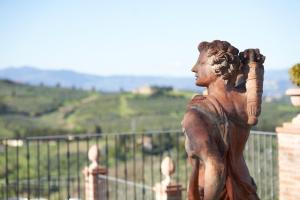 a statue of a woman standing on a wall at Residenza Il Colle in Impruneta