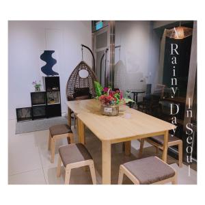 uma mesa de madeira e cadeiras num quarto em Day and Day Hotel No1 em Tianwei