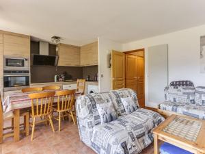 Η κουζίνα ή μικρή κουζίνα στο Appartement rénové 4 pièces, 8 pers, près des pistes, Vallandry, parking, balcon sud - FR-1-411-154