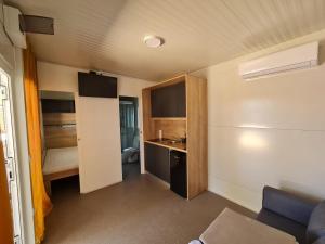 Habitación pequeña con cocina y dormitorio. en Kamp Dalmacija, en Privlaka