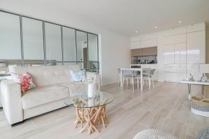 uma sala de estar com um sofá e uma mesa em LE MEDITERRANEEN - Renovated apartment with sea view em Cannes