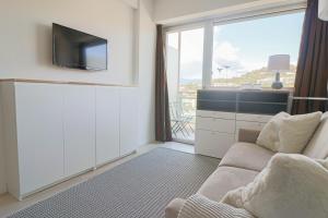 uma sala de estar com um sofá e uma grande janela em LE MEDITERRANEEN - Renovated apartment with sea view em Cannes