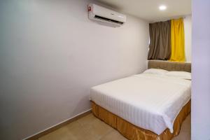 Postel nebo postele na pokoji v ubytování Hotel Uptown Semenyih