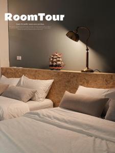 duas camas num quarto de hotel com um magazinevertisement em Day and Day Hotel No1 em Tianwei