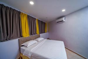 Postel nebo postele na pokoji v ubytování Hotel Uptown Semenyih