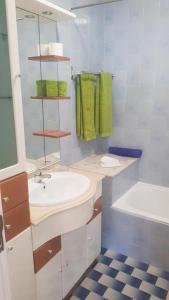 Baño blanco con lavabo y bañera en VieiraMar en Praia da Vieira