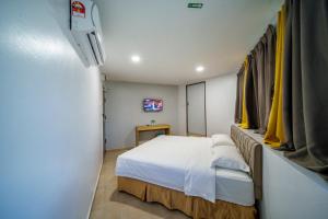 Postel nebo postele na pokoji v ubytování Hotel Uptown Semenyih