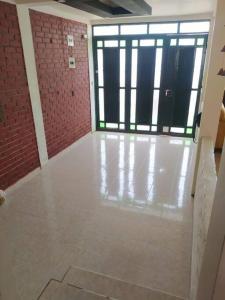 an empty room with a large window and ailed floor at Casa con piscina para descanso in Chachagüí