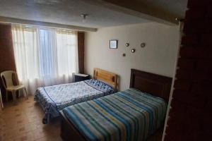 1 dormitorio con 1 cama y 1 silla en Casa con piscina para descanso, en Chachagüí