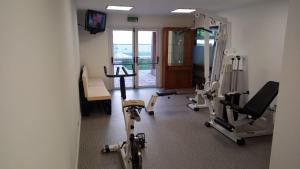 a room with a gym with tread machines and a television at Howard Johnson Rio Cuarto Hotel y Casino in Río Cuarto