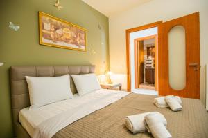 um quarto com uma cama grande com duas toalhas em Vasiliki Island view house em Agios Nikolaos