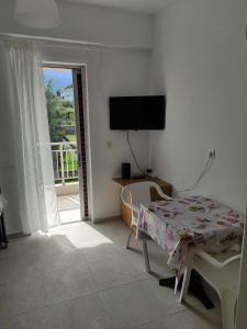 Μια τηλεόραση ή/και κέντρο ψυχαγωγίας στο Olympus apartments 2