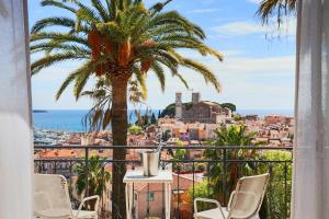 palma na balkonie z widokiem na miasto w obiekcie LE SUQUET - Bright renovated and spacious apartment w Cannes