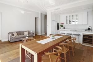 kuchnia i salon z drewnianym stołem i krzesłami w obiekcie LE SUQUET - Bright renovated and spacious apartment w Cannes +15 zdjęć