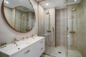 W łazience znajduje się prysznic, umywalka i lustro. w obiekcie LE SUQUET - Bright renovated and spacious apartment w Cannes