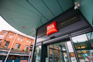 un cartello sul lato di un negozio di ibis Belfast City Centre a Belfast