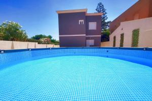una piscina frente a una casa en Villa Blue Sea - Xenia Sicily Villas, en Mazara del Vallo