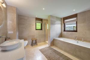 a bathroom with a tub and a toilet and a sink at Ikaria - Chalet - BO Immobilier in Châtel +41 photos