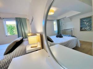 - un miroir dans une chambre avec deux lits et un miroir dans l'établissement Green Patio, à Antibes