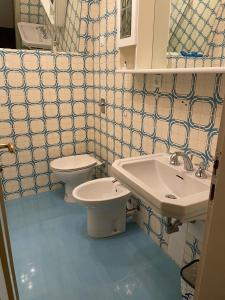 ein Badezimmer mit 2 WCs und einem Waschbecken in der Unterkunft Bruseschi in Grado