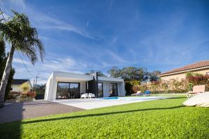 une maison avec une cour et une piscine dans l'établissement Meirinha House, à Viana do Castelo