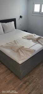 Postel nebo postele na pokoji v ubytování Thor & Freyja's of Poseidonia Syros Holiday House