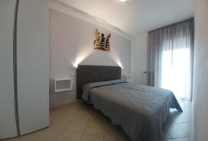 ソットマリーナにあるAppartamenti San Marcoの窓付きの部屋にベッド付きのベッドルーム1室があります。