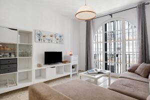salon z kanapą i telewizorem w obiekcie Apartamento Atlántico w mieście Barbate