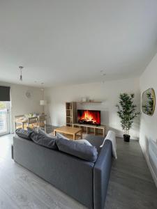 a living room with a couch and a fireplace at 2 Bedroom City Centre Apartment in Hemel Hempstead in Hemel Hempstead