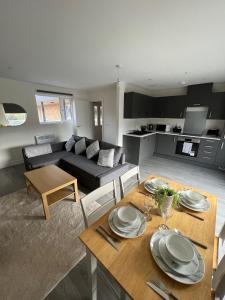 a living room with a table and a couch at 2 Bedroom City Centre Apartment in Hemel Hempstead in Hemel Hempstead