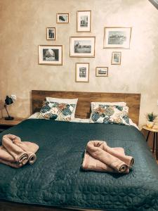 Royal flats Old Town tesisinde bir odada yatak veya yataklar
