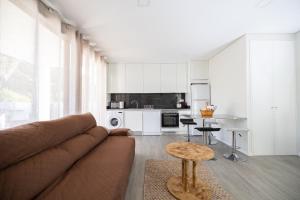 - un salon avec un canapé et une table dans l'établissement Meirinha House, à Viana do Castelo