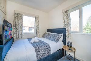 een slaapkamer met een blauw bed met een teddybeer erop bij *105* Setup for your most relaxed & amazing stay + Free Parking + Free Fast WiFi * in Batley